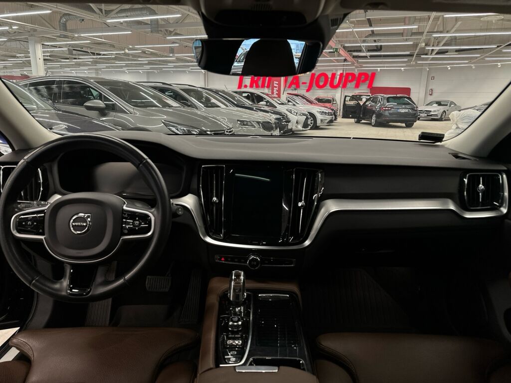 Volvo V60 2019 Musta