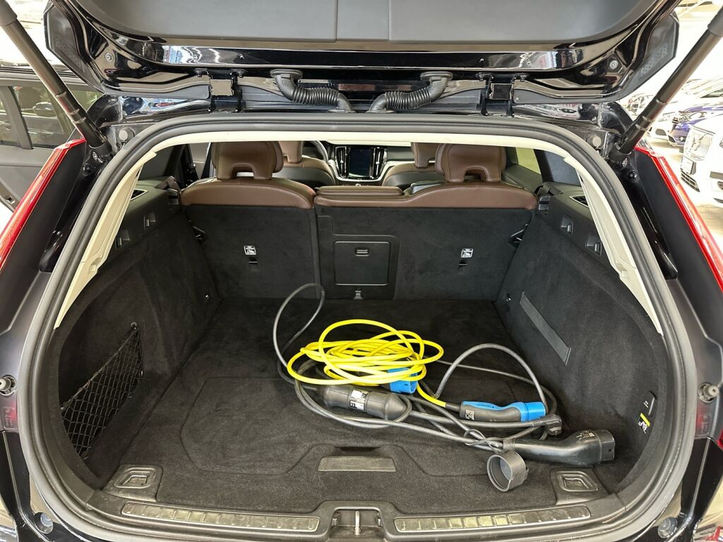 Volvo V60 2019 Musta