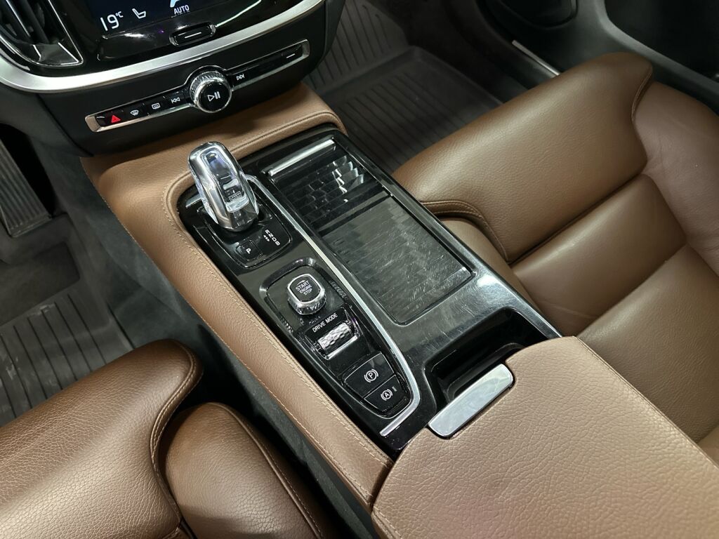 Volvo V60 2019 Musta