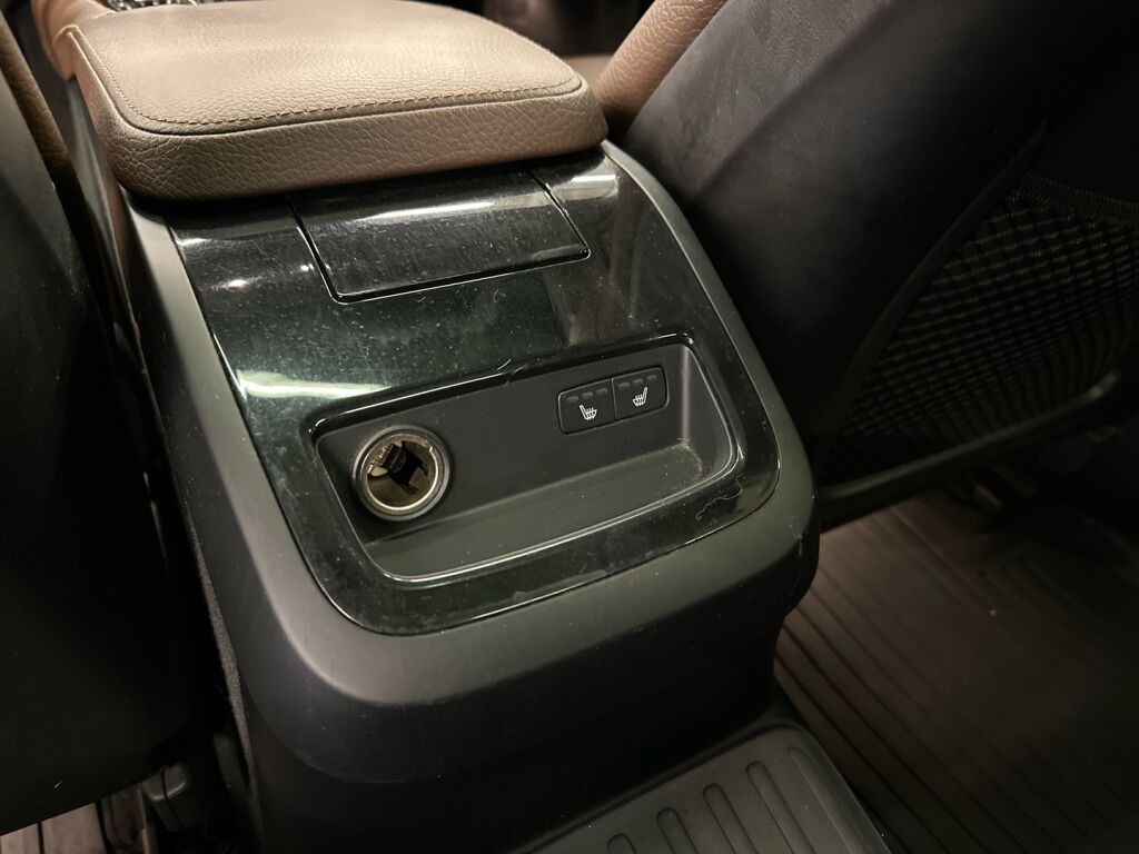 Volvo V60 2019 Musta