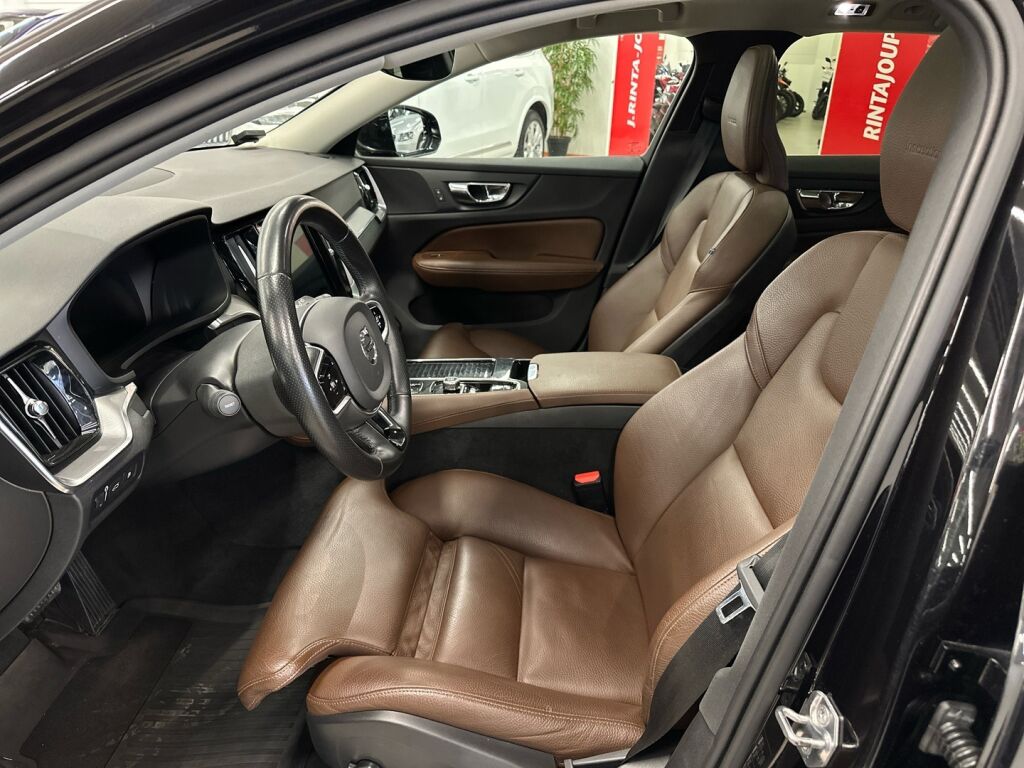 Volvo V60 2019 Musta