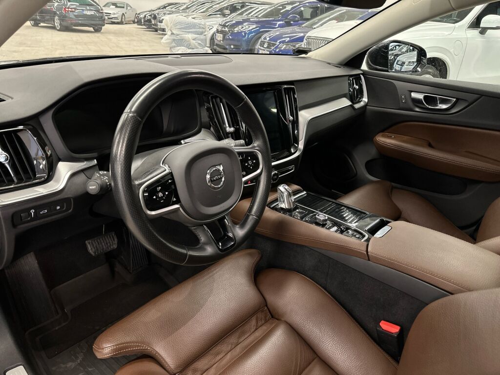 Volvo V60 2019 Musta