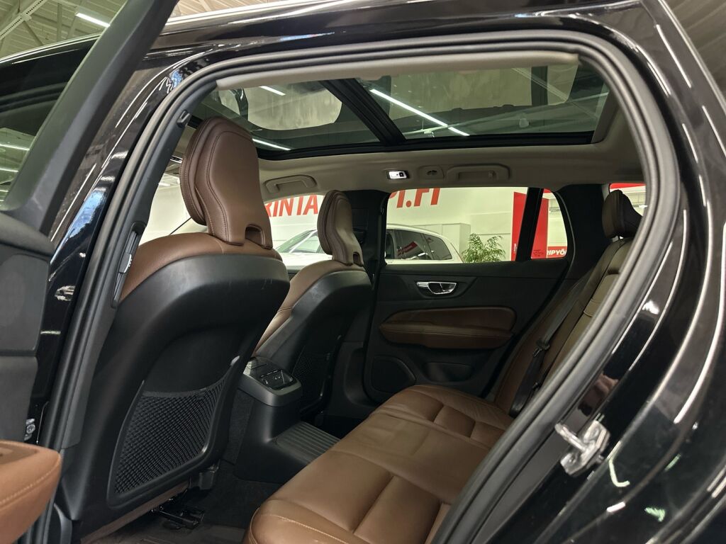 Volvo V60 2019 Musta