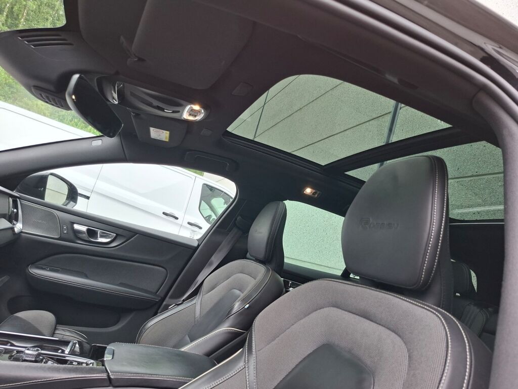 Volvo V60 2019 Musta