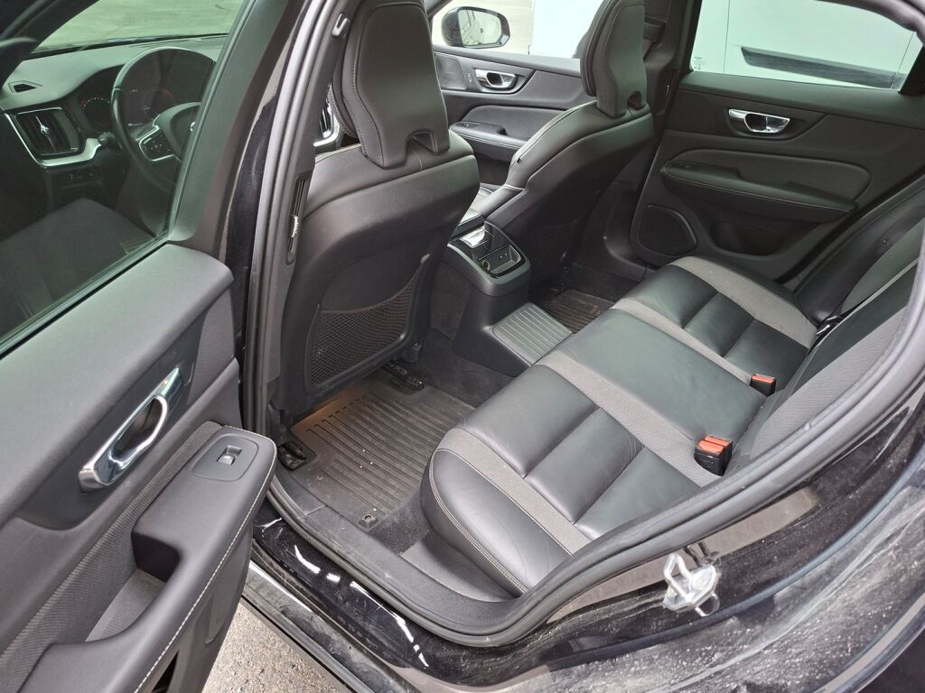 Volvo V60 2019 Musta