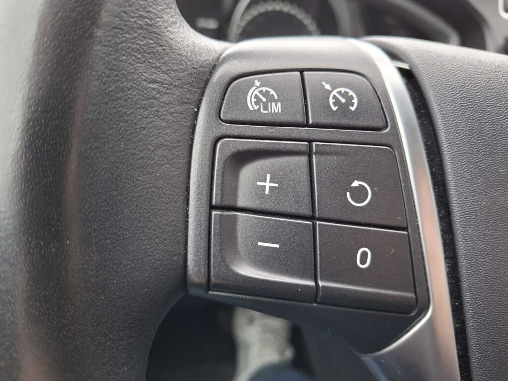 Volvo V40 2020 Musta