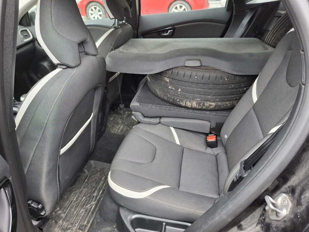 Volvo V40 2020 Musta