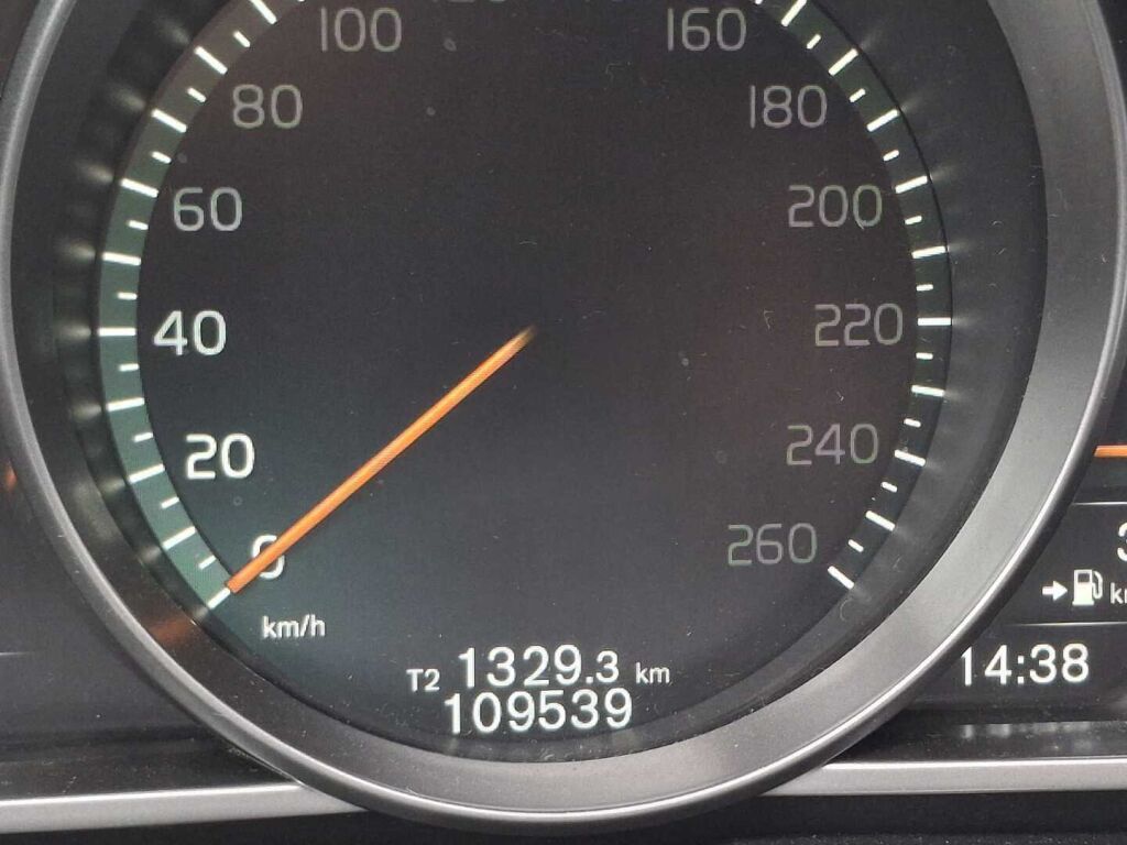 Volvo V40 2020 Musta