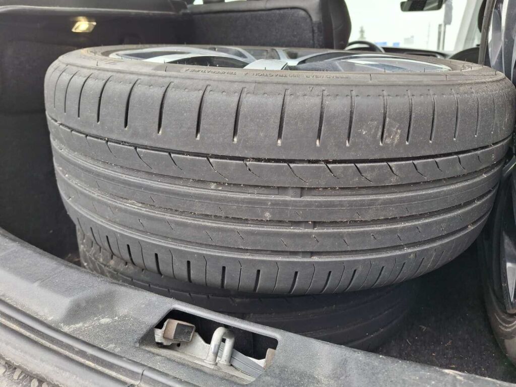 Volvo V40 2020 Musta