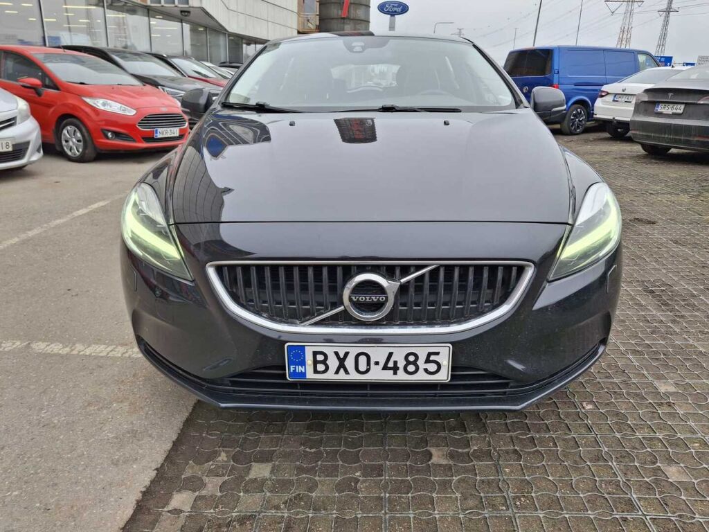 Volvo V40 2020 Musta