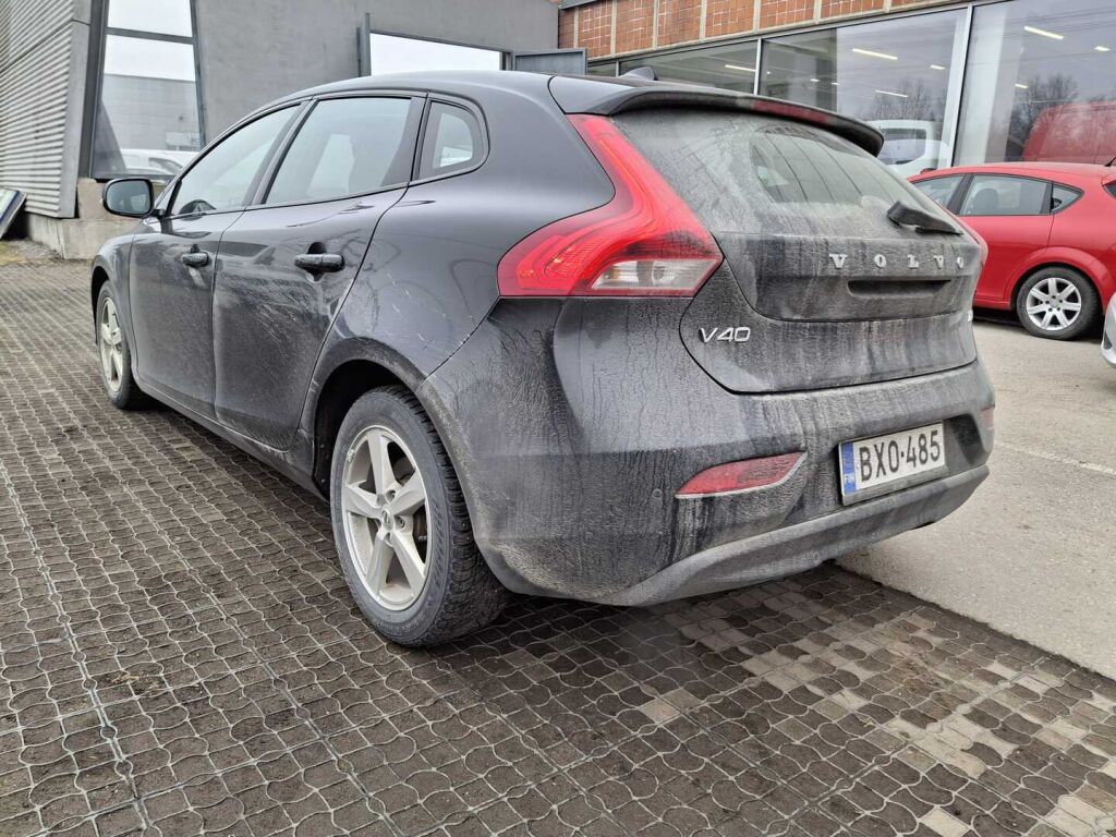 Volvo V40 2020 Musta