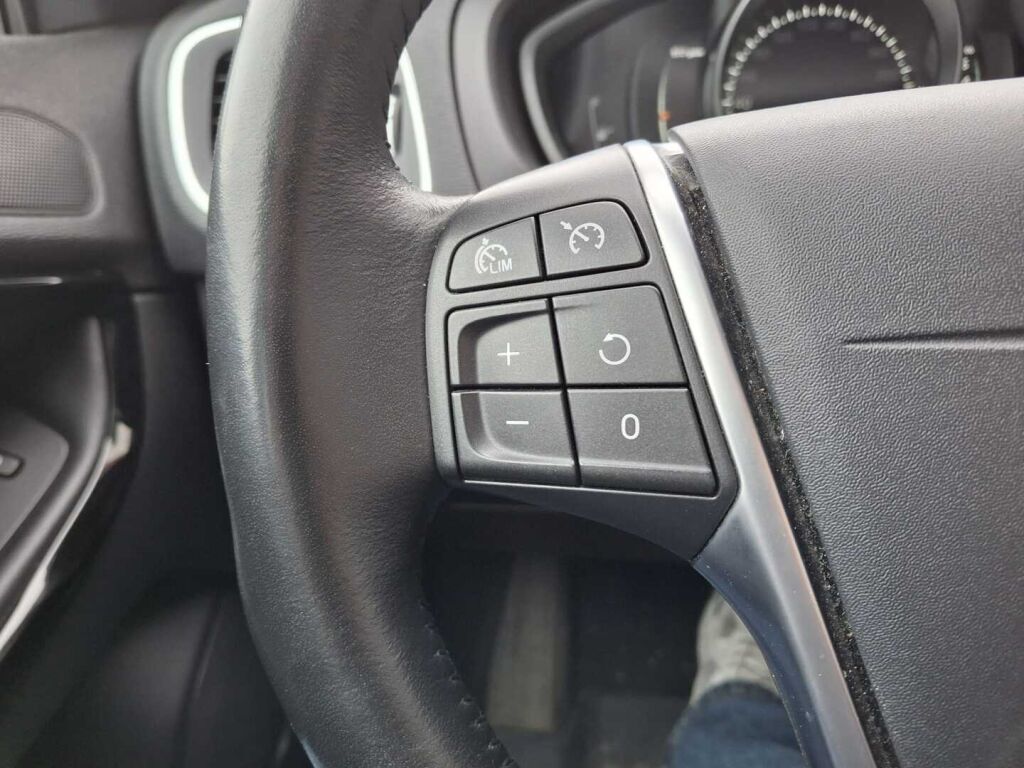 Volvo V40 2020 Musta