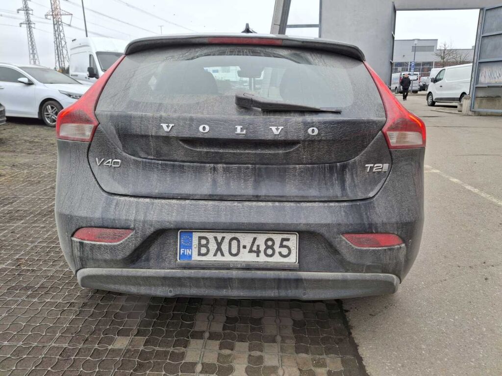 Volvo V40 2020 Musta