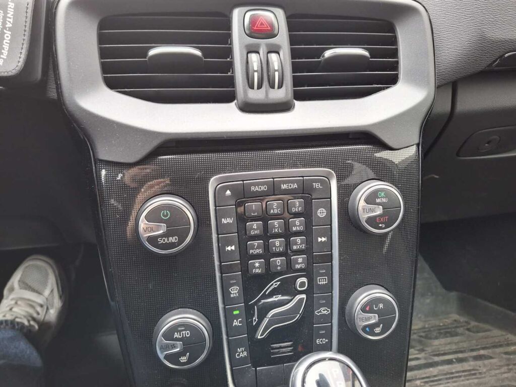 Volvo V40 2020 Musta