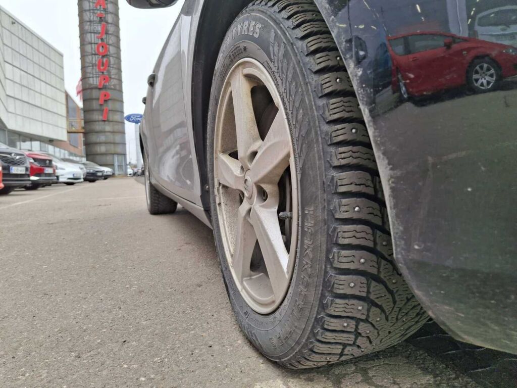 Volvo V40 2020 Musta