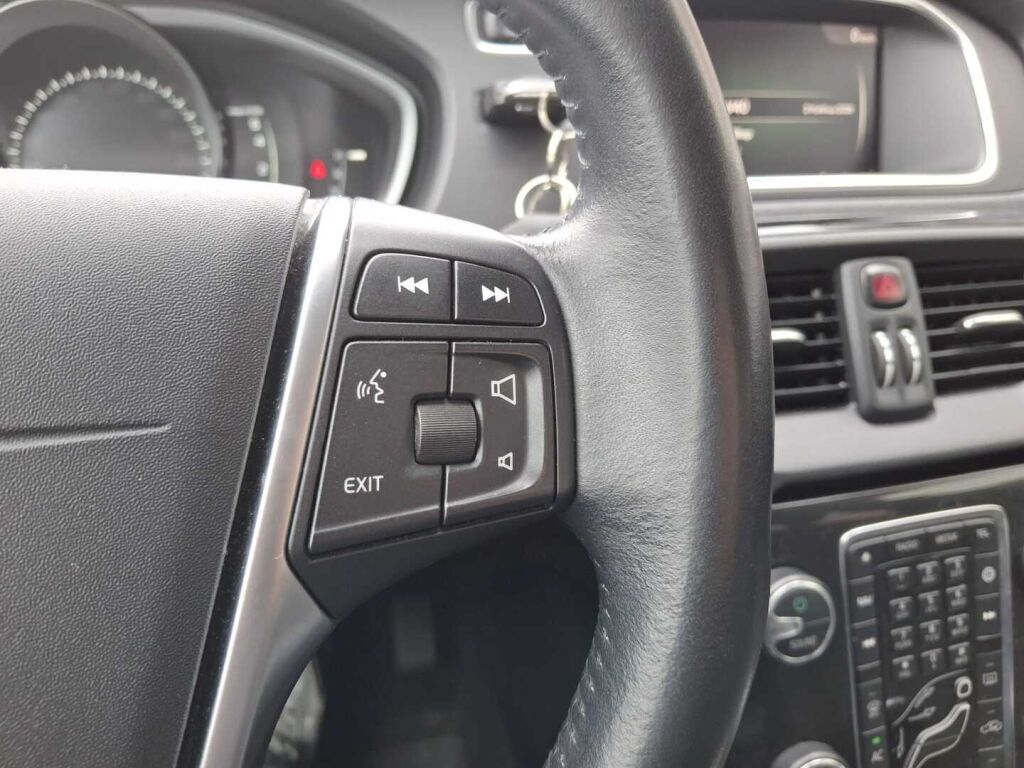 Volvo V40 2020 Musta