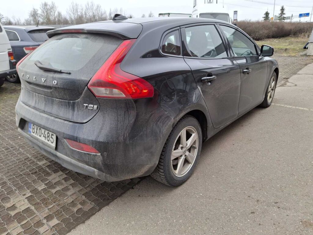 Volvo V40 2020 Musta