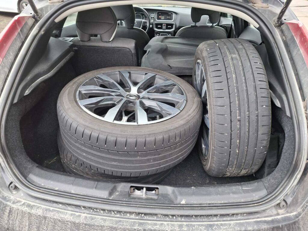 Volvo V40 2020 Musta