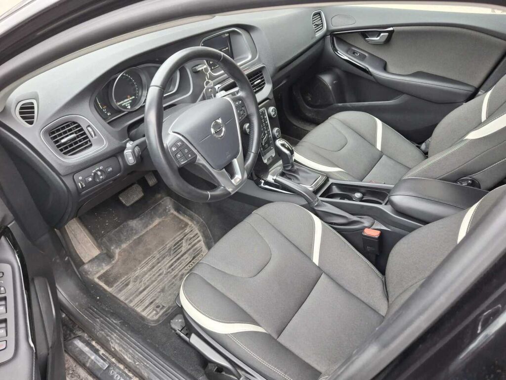 Volvo V40 2020 Musta