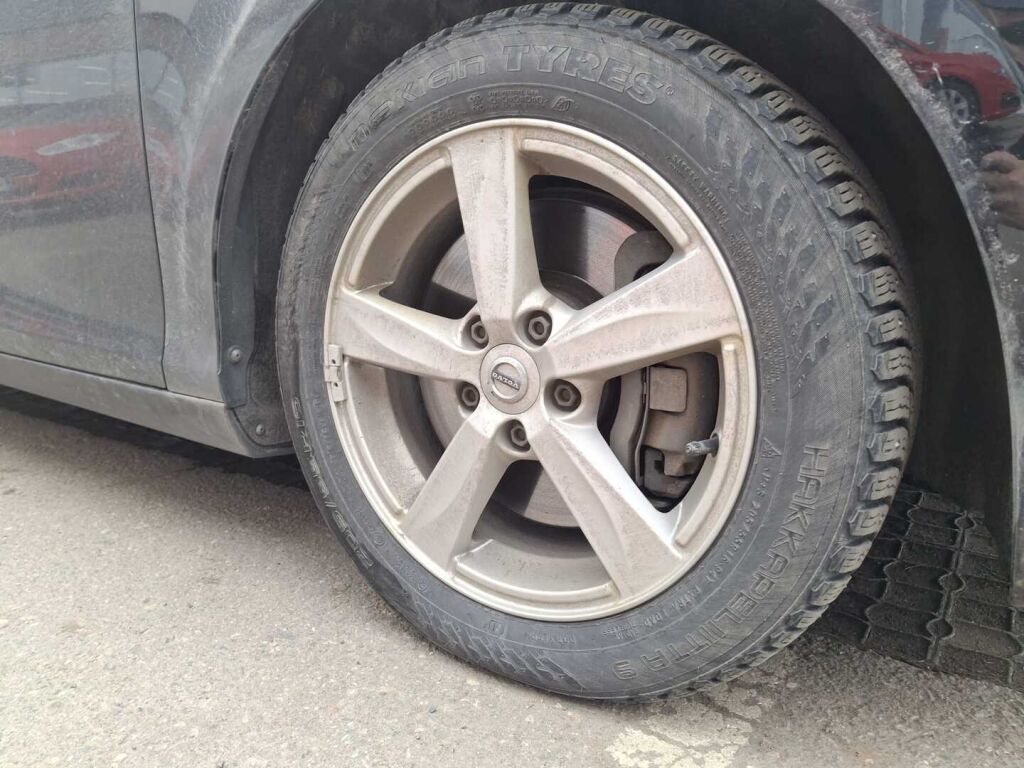 Volvo V40 2020 Musta