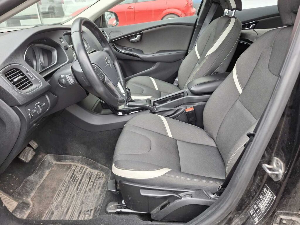 Volvo V40 2020 Musta