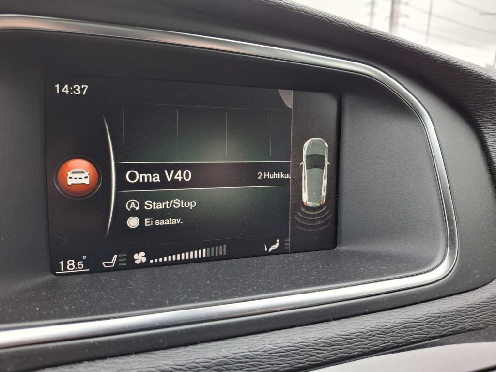 Volvo V40 2020 Musta