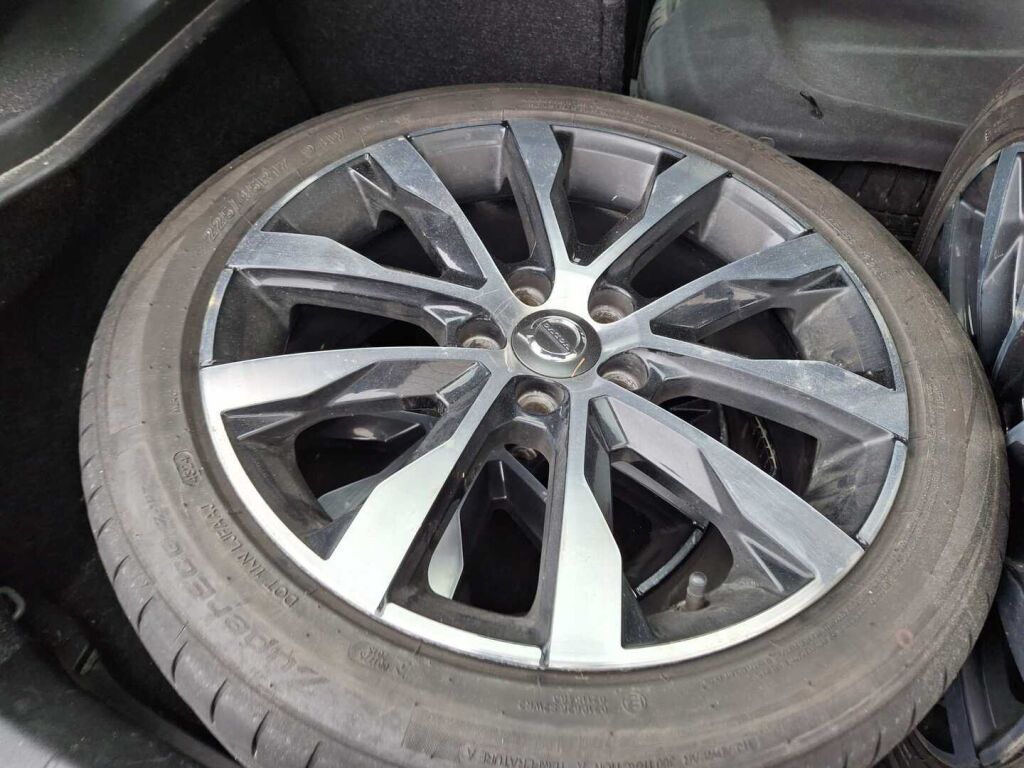 Volvo V40 2020 Musta