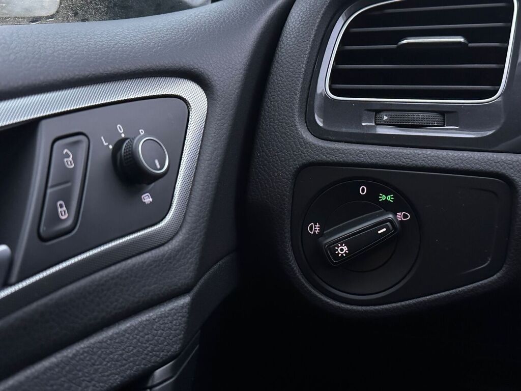 Volkswagen Golf 2019 Valkoinen