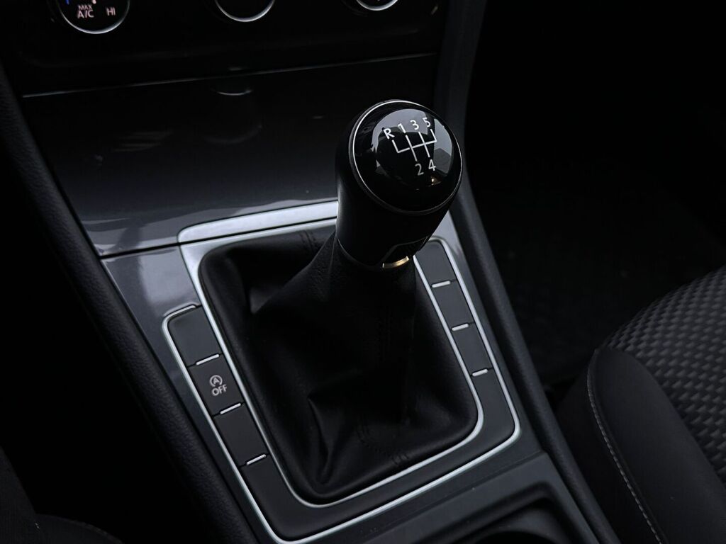 Volkswagen Golf 2019 Valkoinen