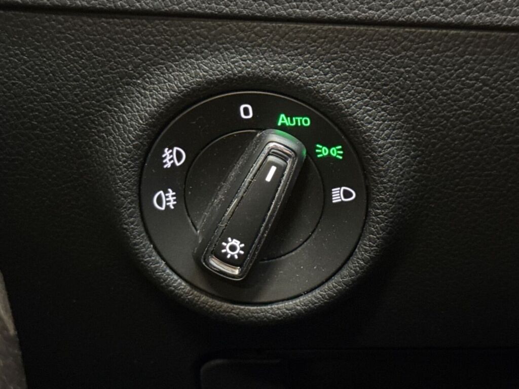 Skoda Superb 2019 Musta