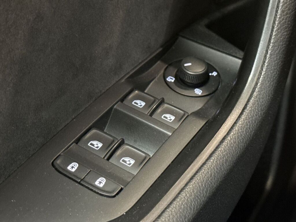 Skoda Superb 2019 Musta