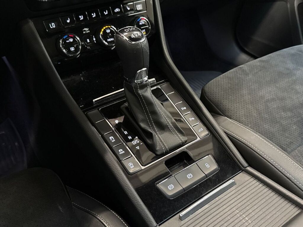 Skoda Superb 2019 Musta