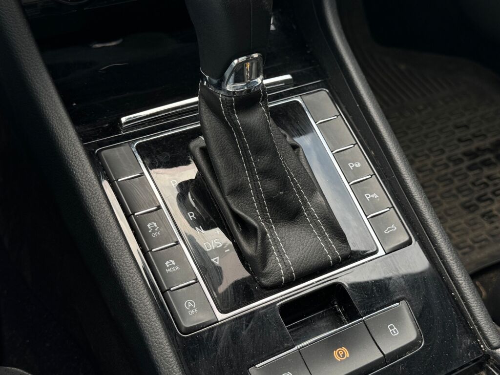Skoda Superb 2019 Musta