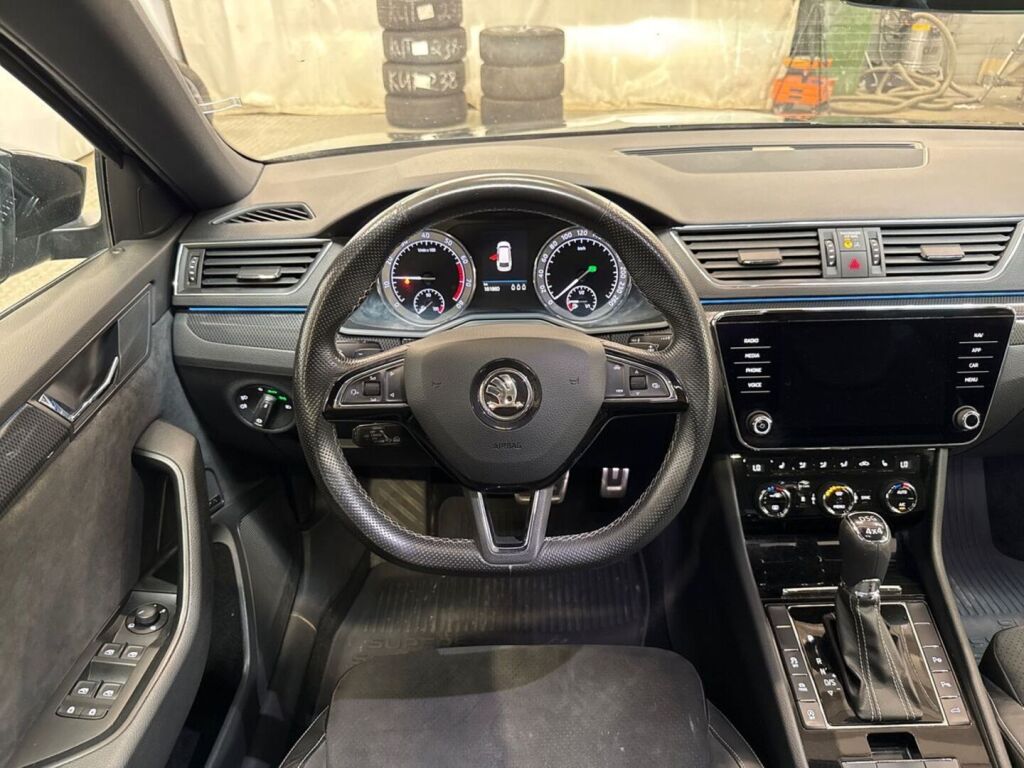Skoda Superb 2019 Musta