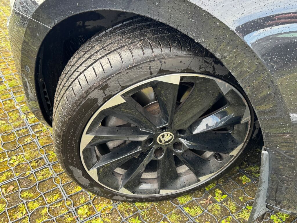 Skoda Superb 2019 Musta