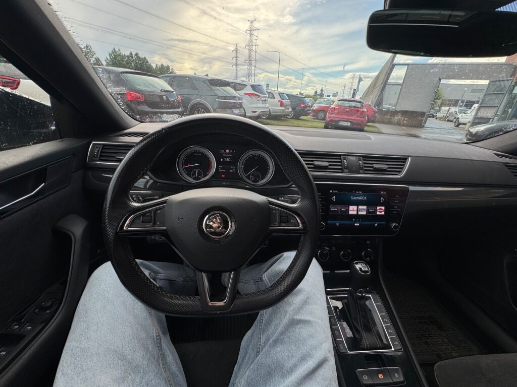 Skoda Superb 2019 Musta