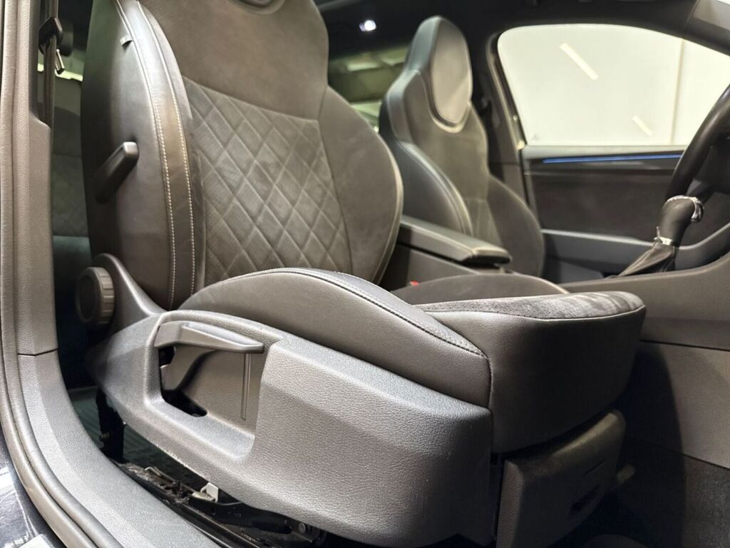 Skoda Superb 2019 Musta