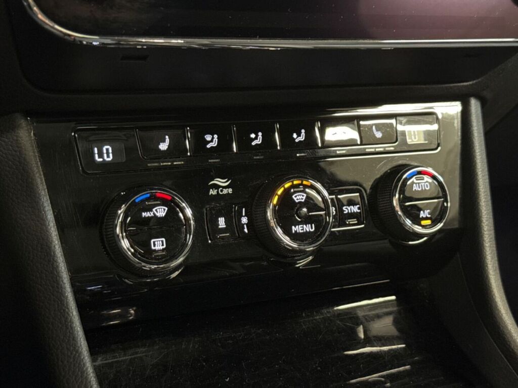 Skoda Superb 2019 Musta