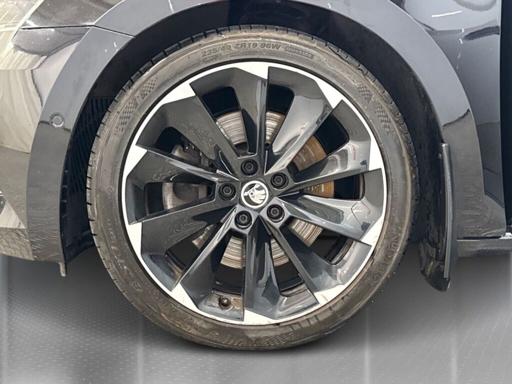 Skoda Superb 2019 Musta