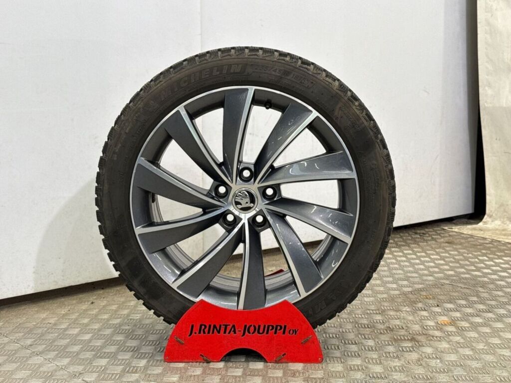 Skoda Superb 2019 Musta