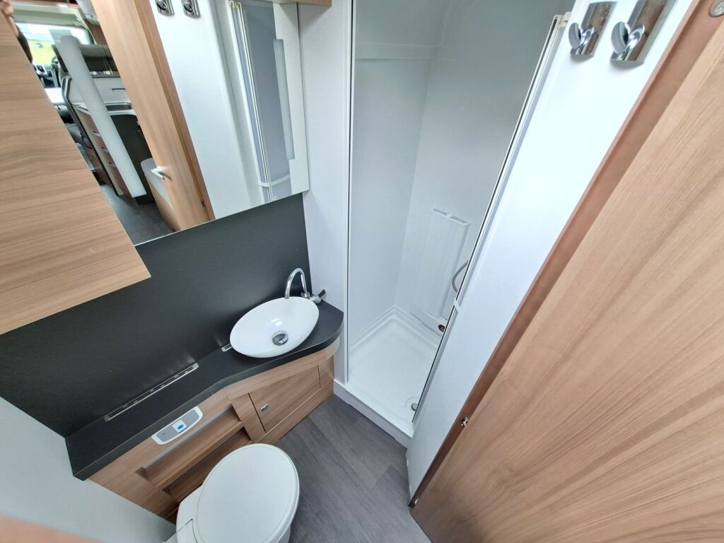 Adria Matrix Supreme 670 SLT 2019 Harmaa