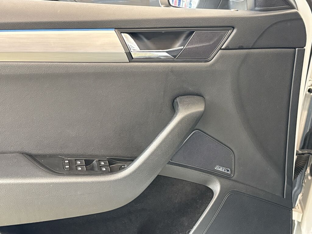 Skoda Superb 2019 Valkoinen