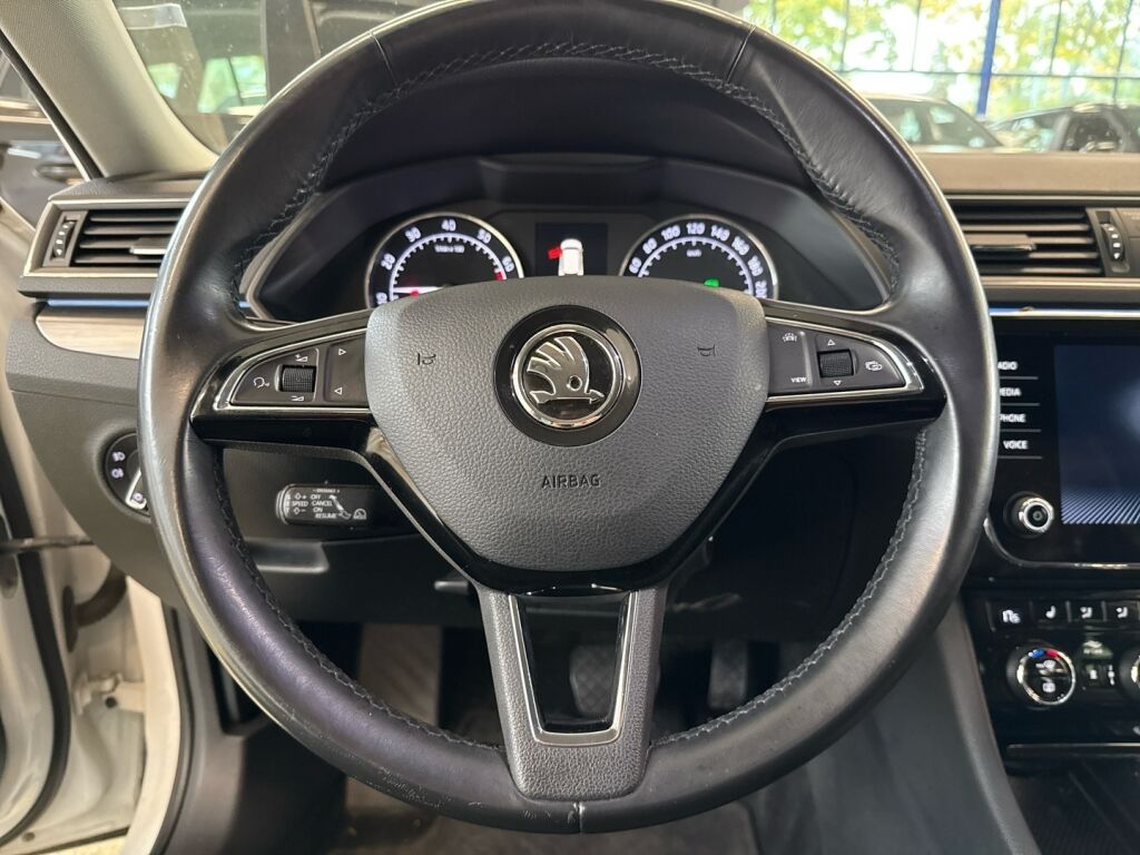Skoda Superb 2019 Valkoinen