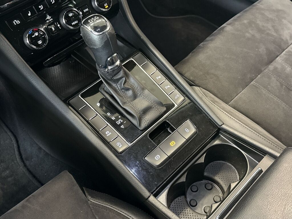 Skoda Superb 2019 Valkoinen