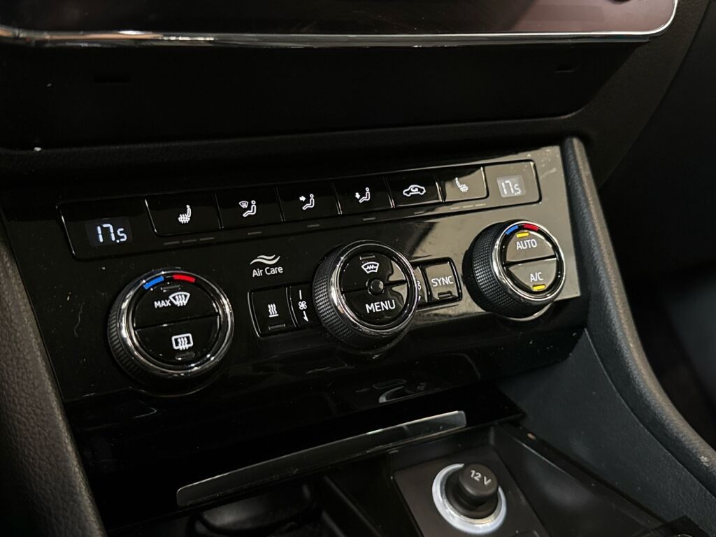 Skoda Superb 2019 Valkoinen