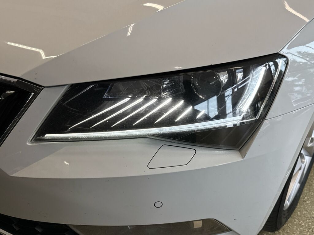 Skoda Superb 2019 Valkoinen