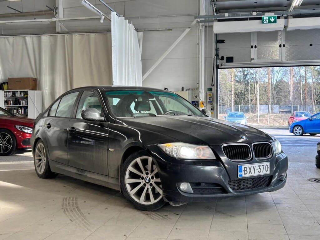 BMW 318 2011 Musta