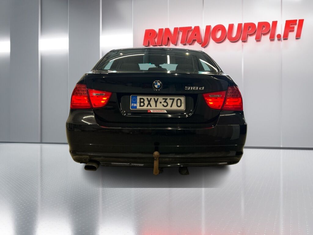 BMW 318 2011 Musta