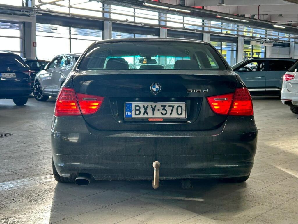 BMW 318 2011 Musta