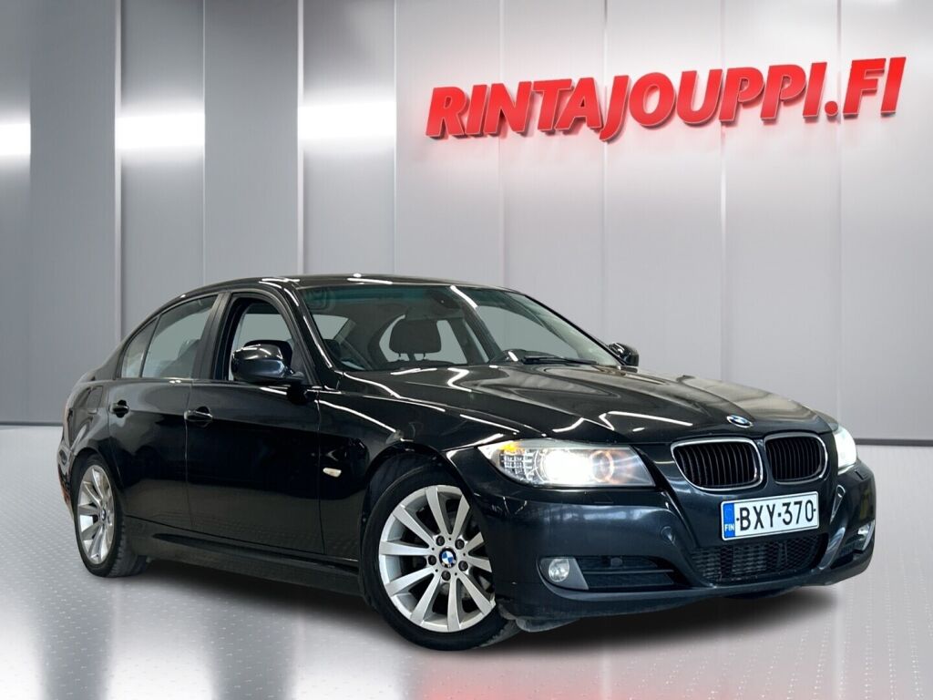 BMW 318 2011 Musta